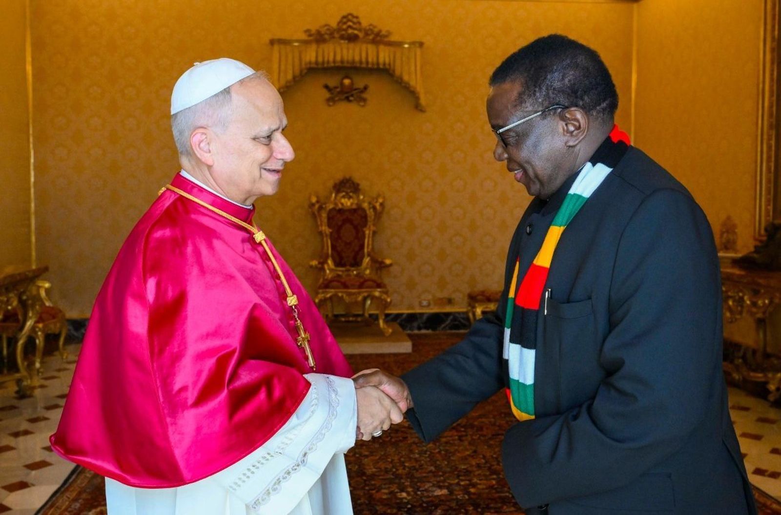 León XIV y el presidente de Zimbabue, Emmerson Dambudzo Mnangagwa