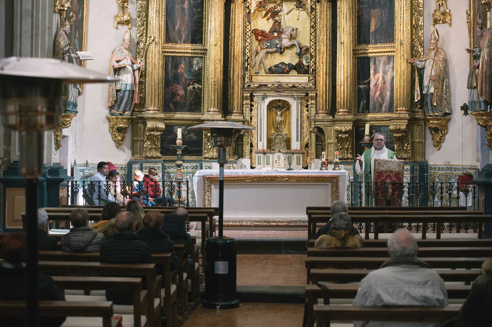 El sacerdote Nacho Hernández en el altar