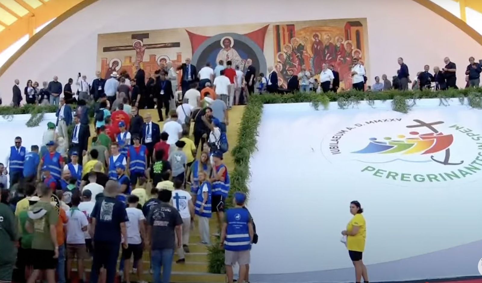 Los jóvenes del Camino Neocatecumenal suben al altar en Tor Vergata