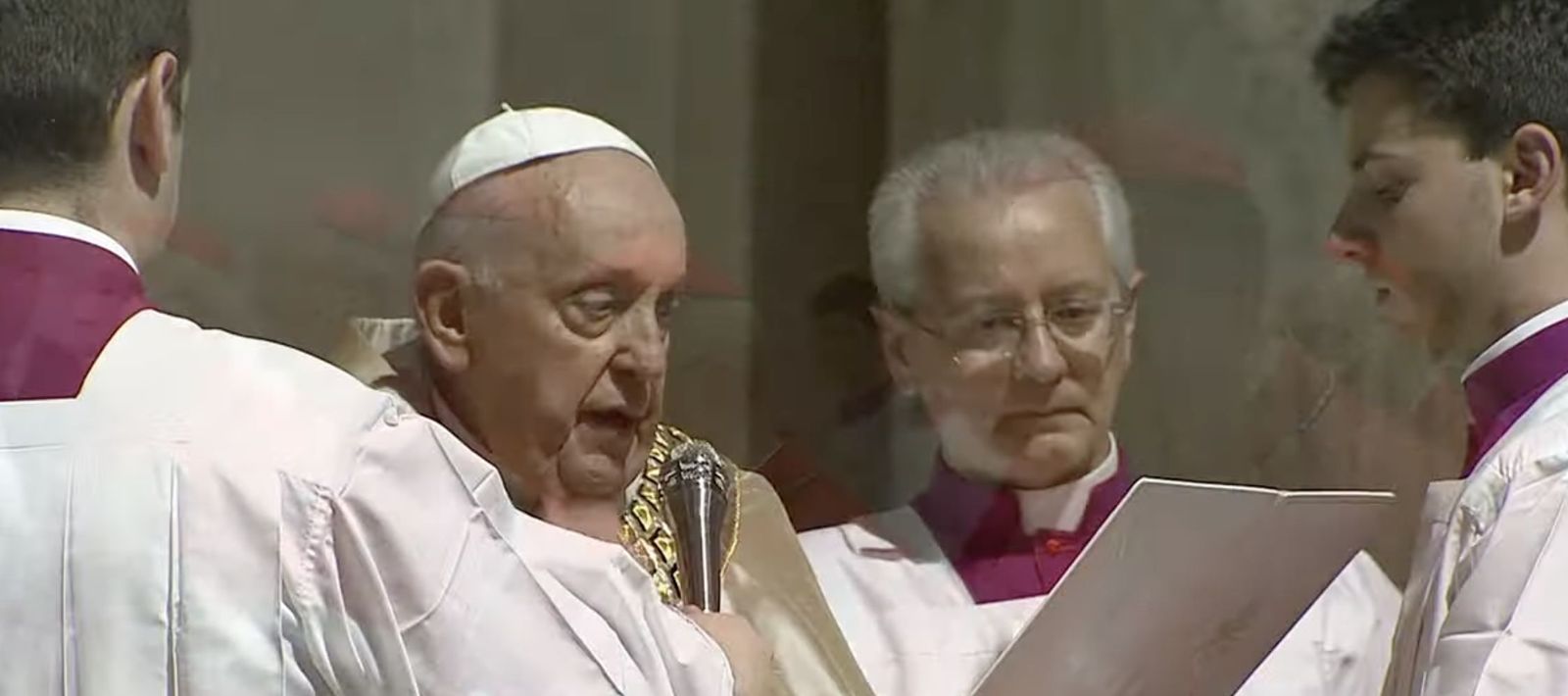 El Papa entrega la Bula