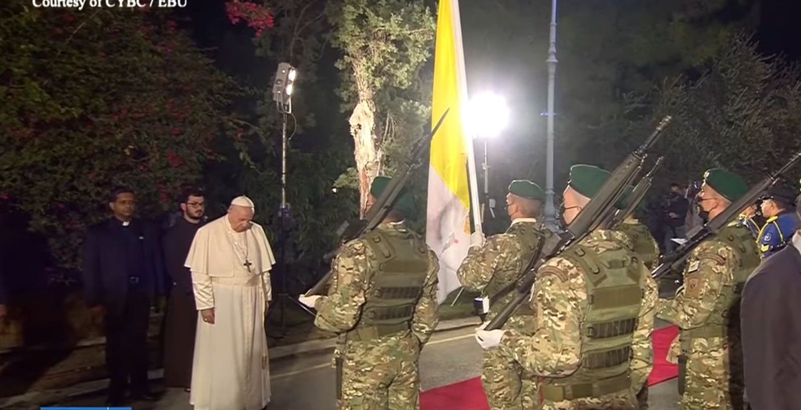 El Papa y el pelotón de honores