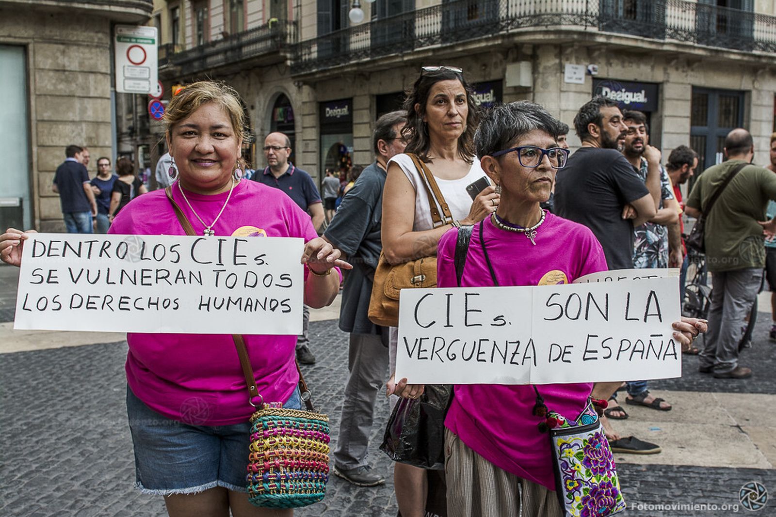 Manifestantes piden el cierre de los CIE en Barcelona.