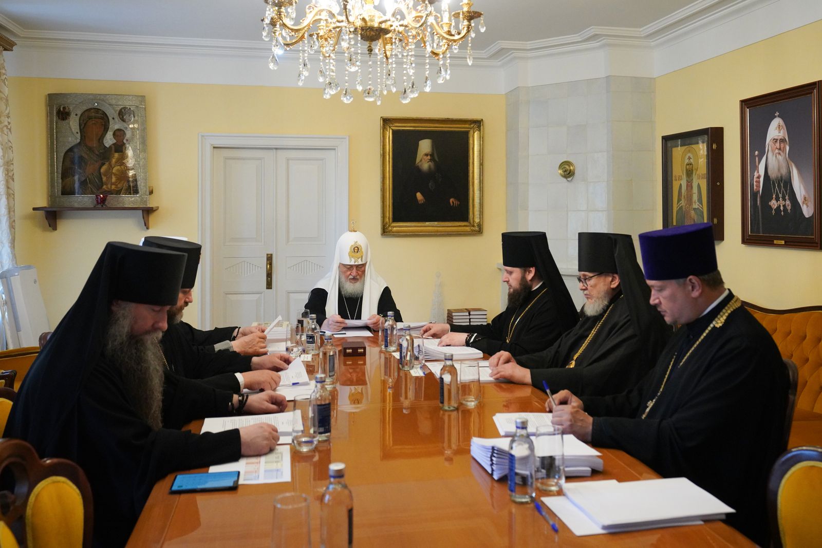 El patriarca Kiril, con sus colaboradores en Moscú