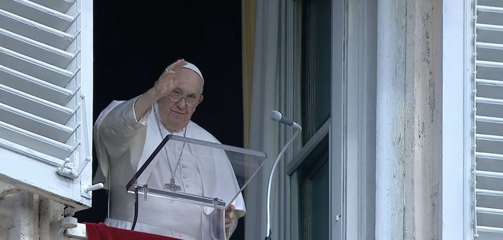 Francisco saluda a los fieles en el Angelus