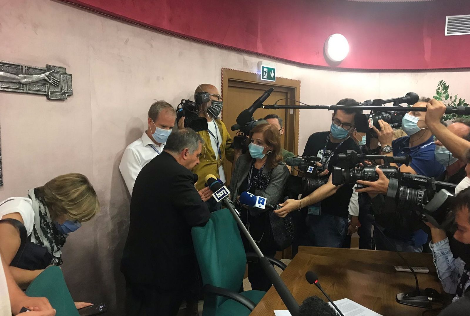 Becciu, en la rueda de prensa