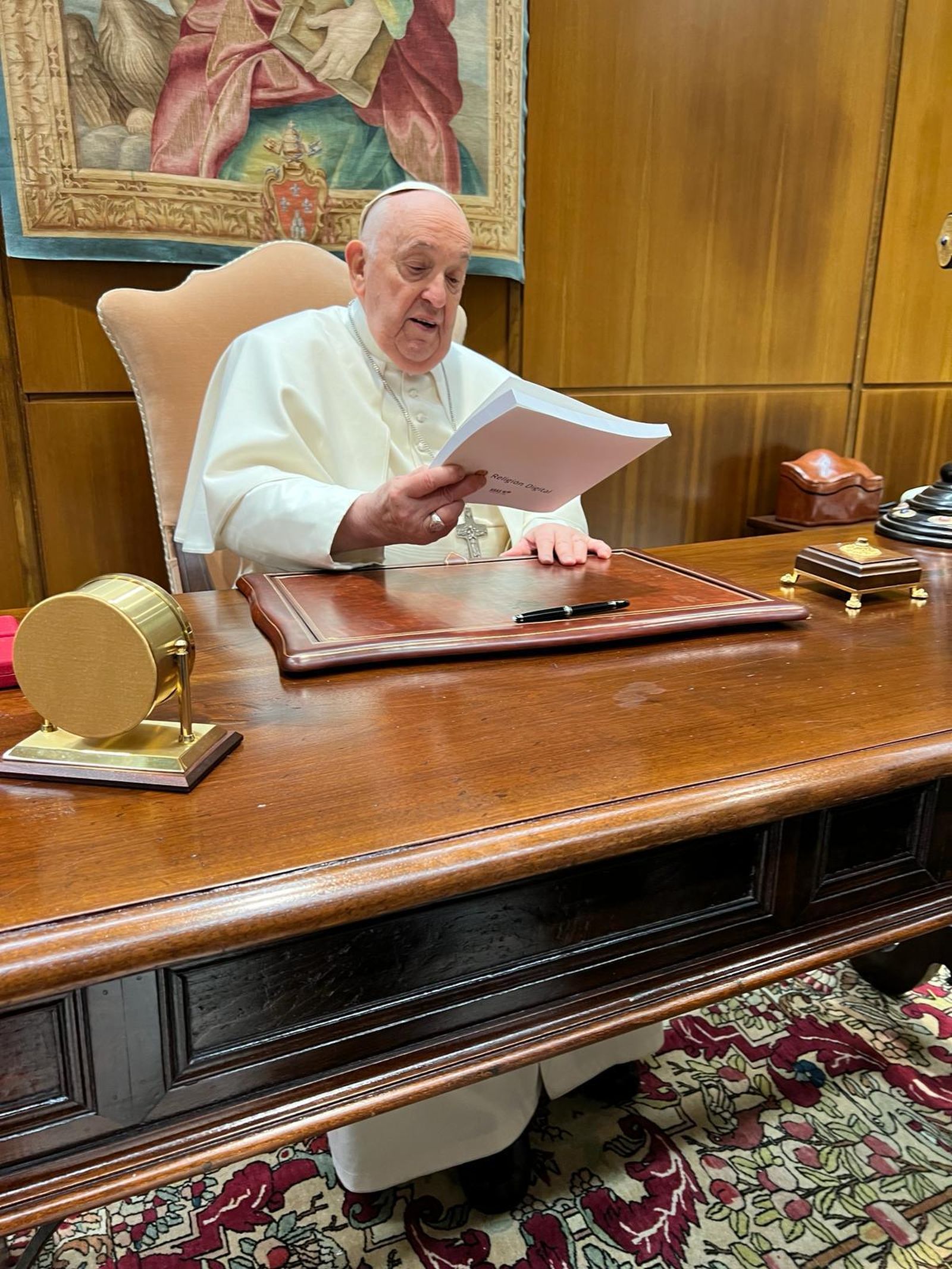 Francisco, en su despacho de la auletta Pablo VI