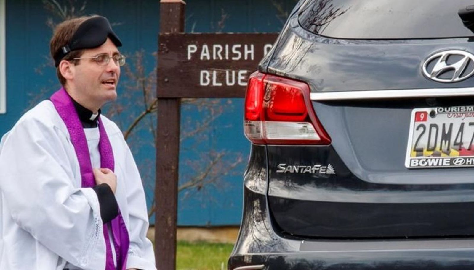 El cura que atiende a fieles que se confiesan desde su vehículo