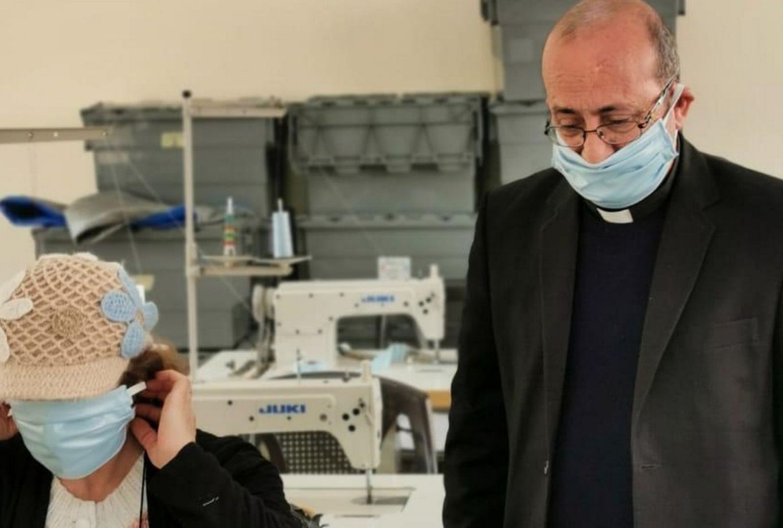 El padre Carlos Jaar, presidente de Mensajeros de la Paz en Jordania, en el taller de mascarillas