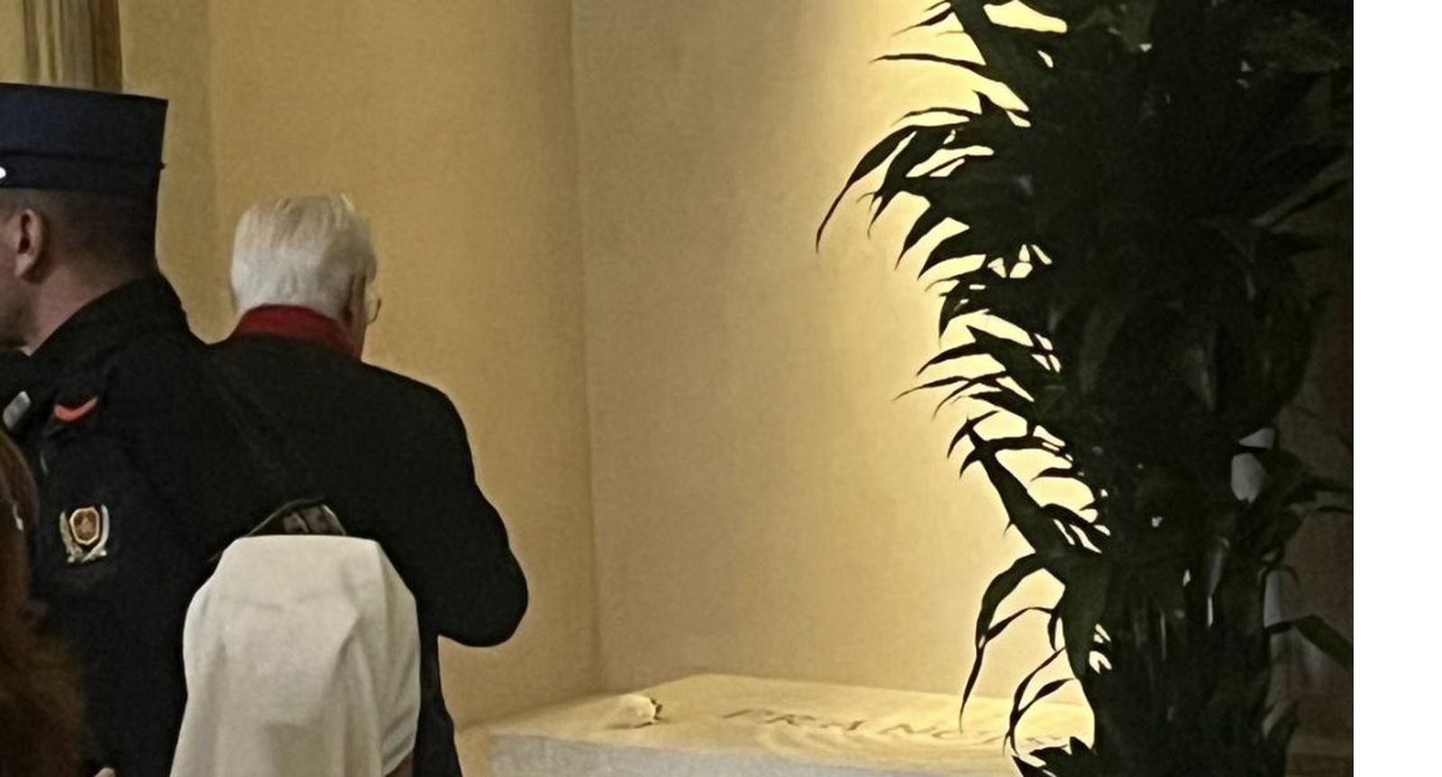 El Padre Ángel ante la tumba de Francisco