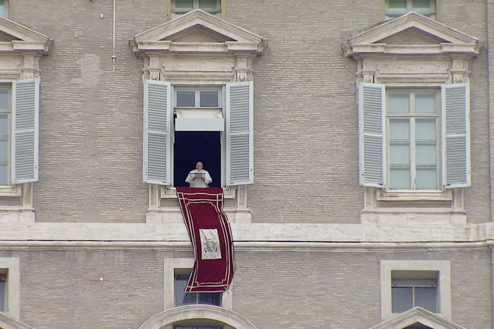 Francisco, asomado al balcón que azotaba el viento a la hora del ángelus