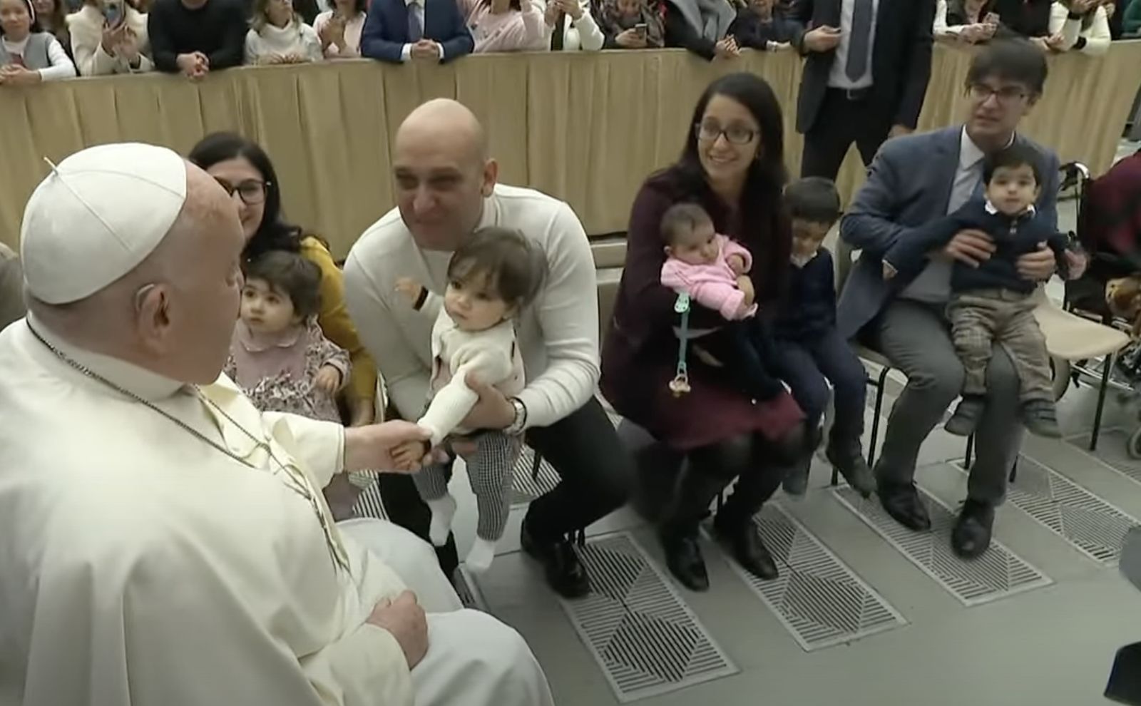 El Papa saluda a los empleados del Vaticano y a sus familias