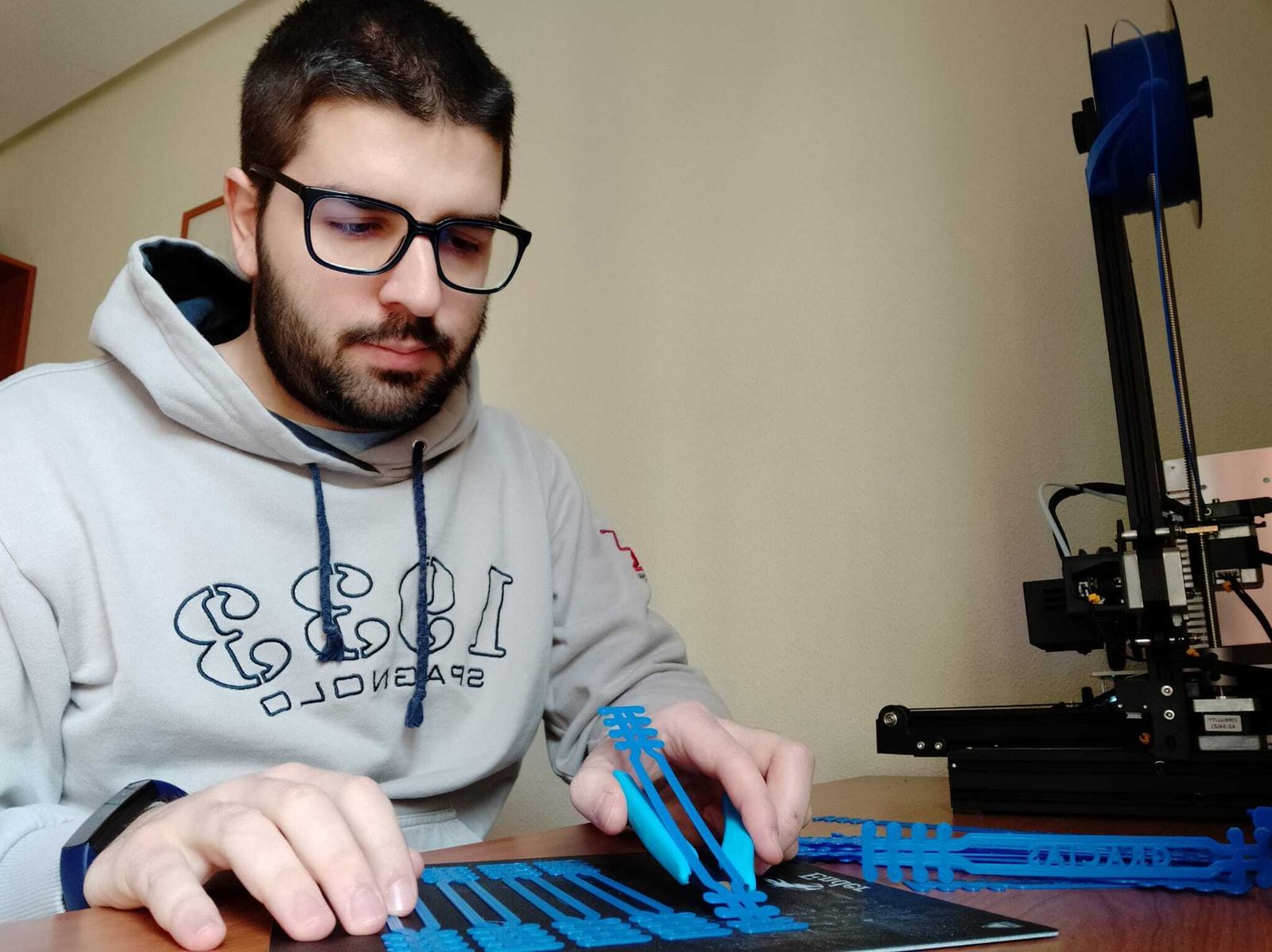 Daniel Lomas, fabricando los salvaorejas