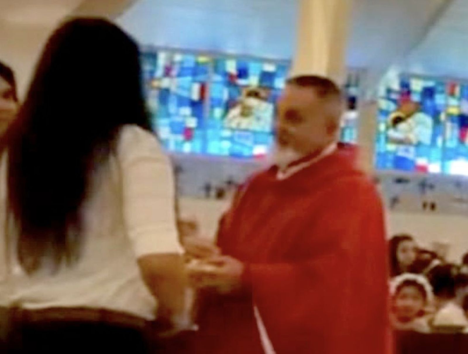 El sacerdote con la feligresa que le denunció