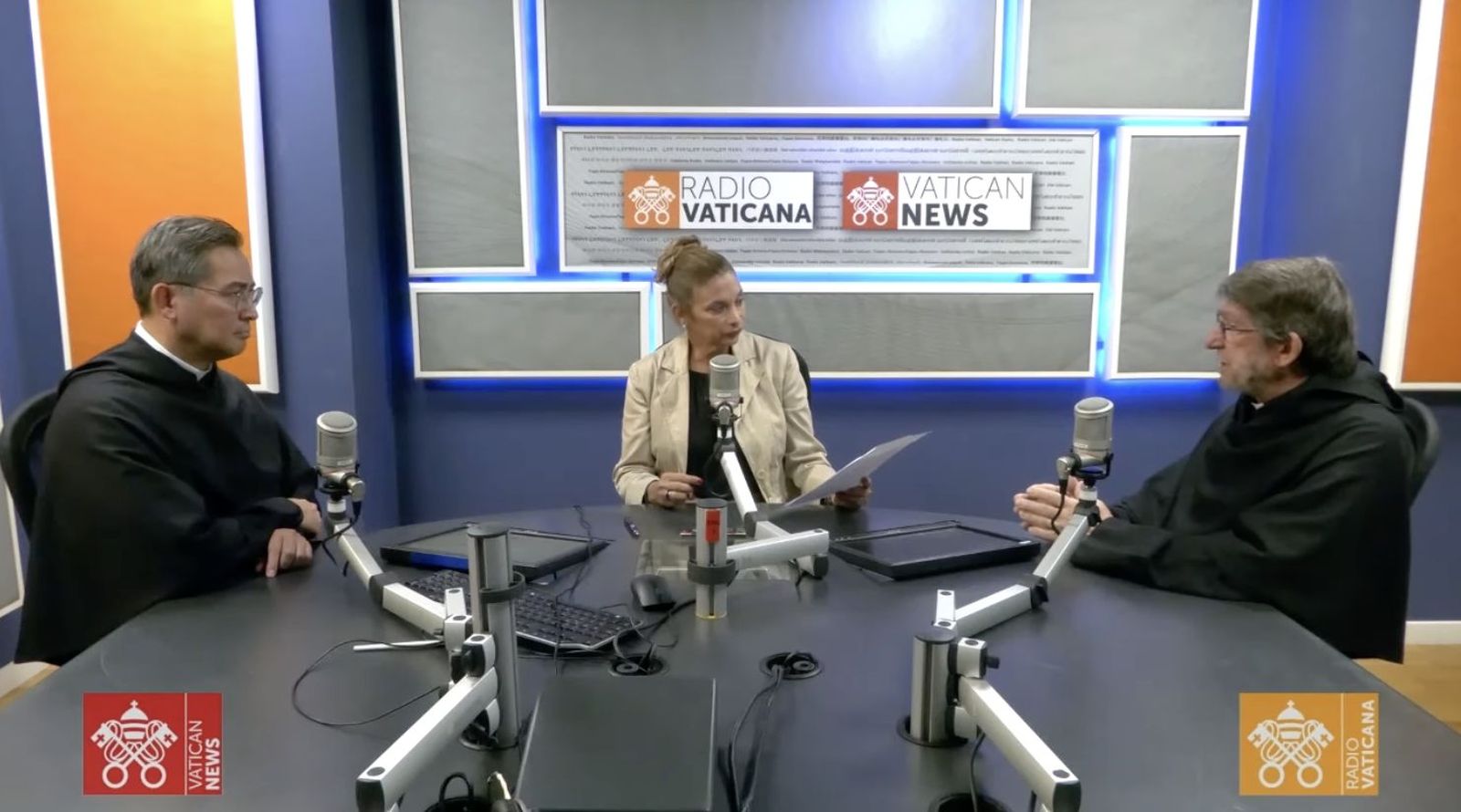 El padre Alexander Lam Alania y el padre Alejandro Moral en Radio Vaticano