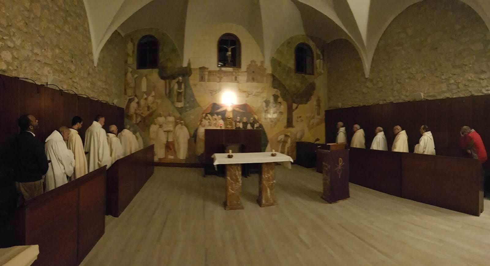 Los monjes de San Pedro de Cardeña, en la capilla