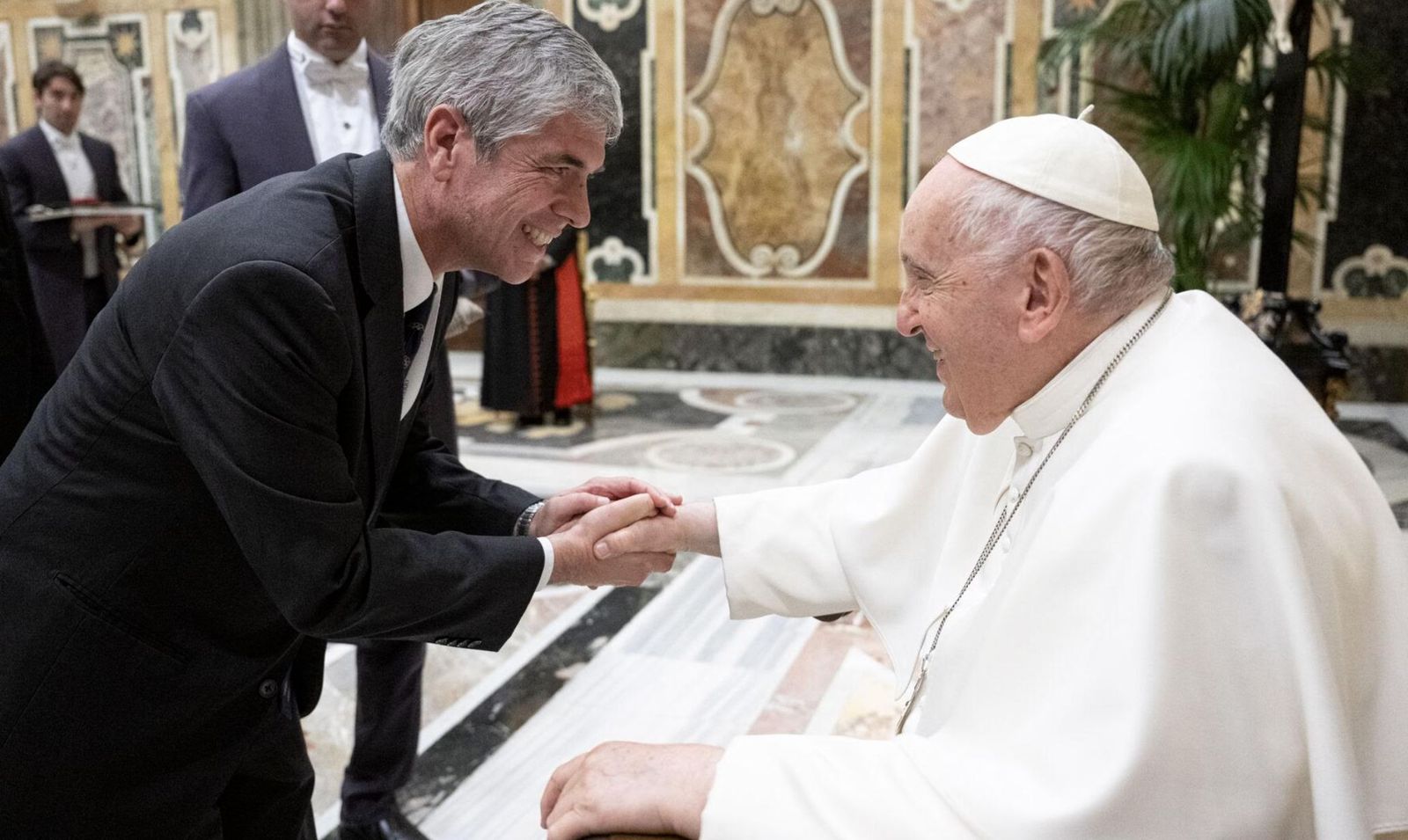 El Papa saluda a Rodolfo Gallo