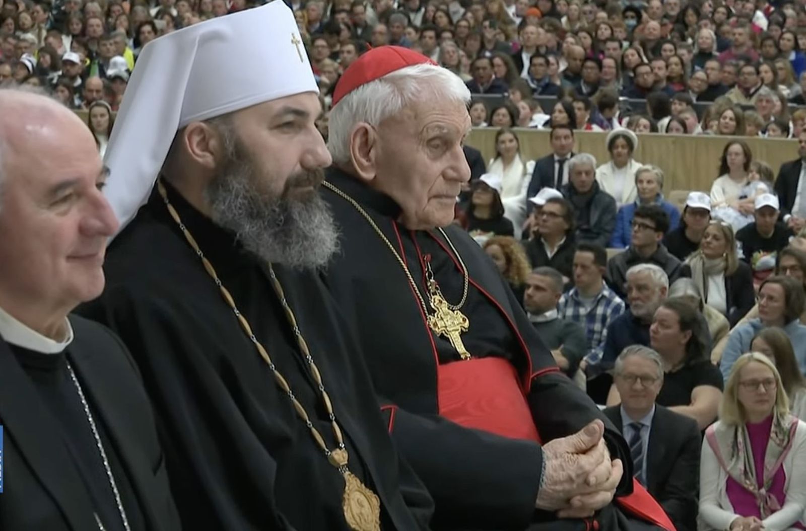 El cardenal Simonis escucha las palabras del Papa en la audiencia general