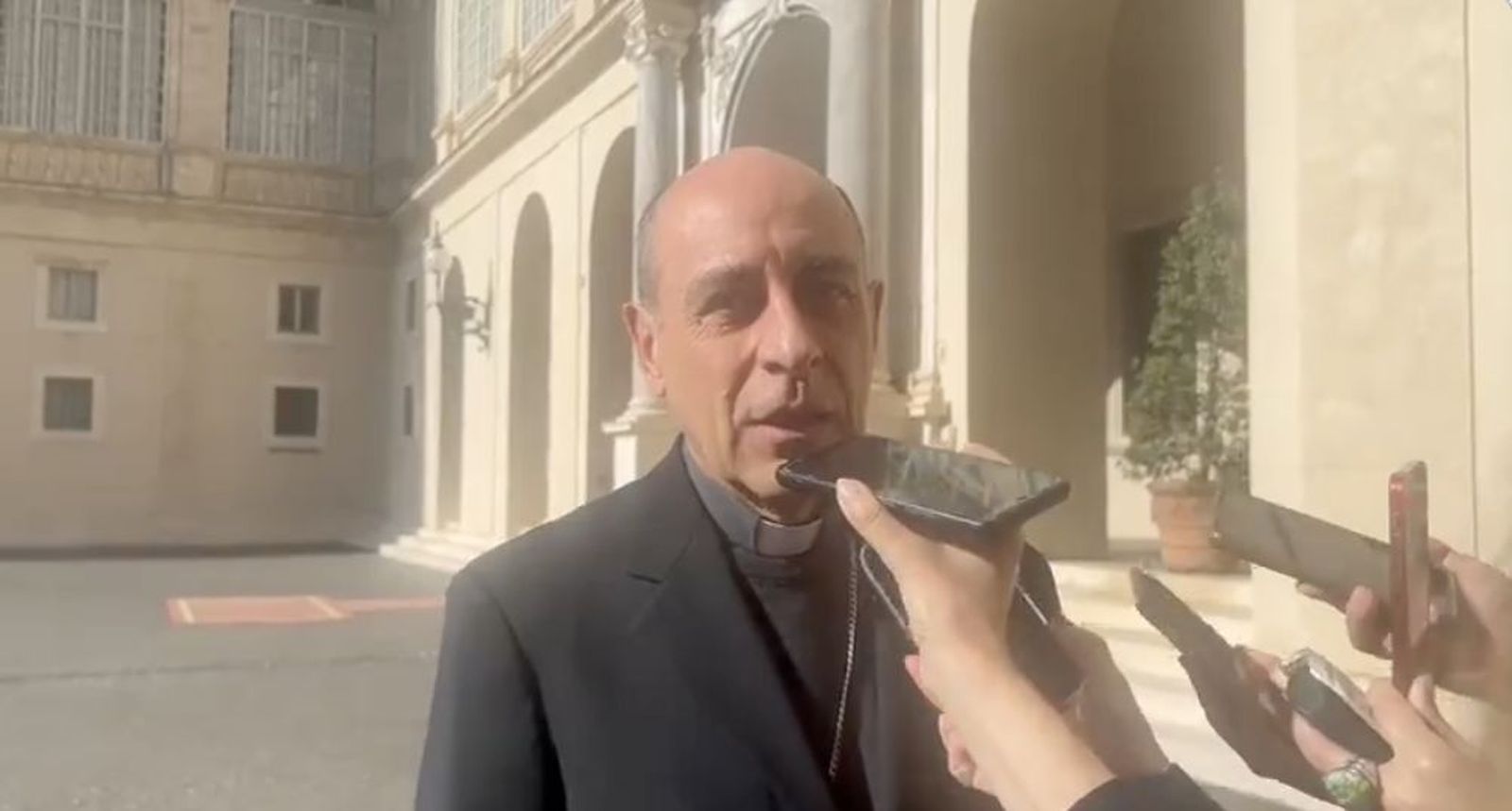 Víctor Manuel Fernández, con los periodistas en el Vaticano