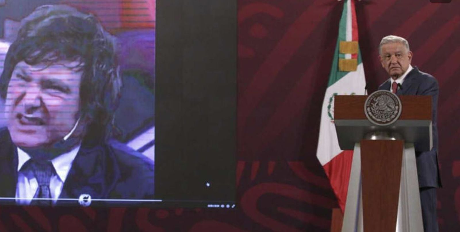 AMLO contempla el vídeo de Milei