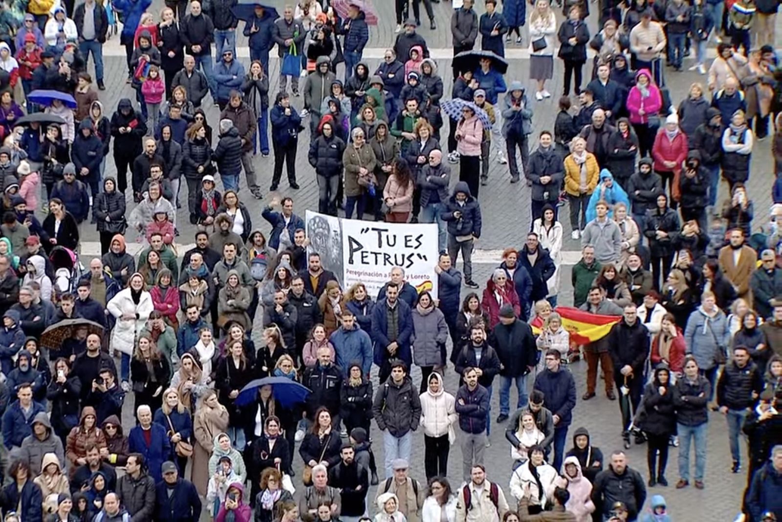 Peregrinos españoles en la plaza de San Pedro, a los que saludó el Papa
