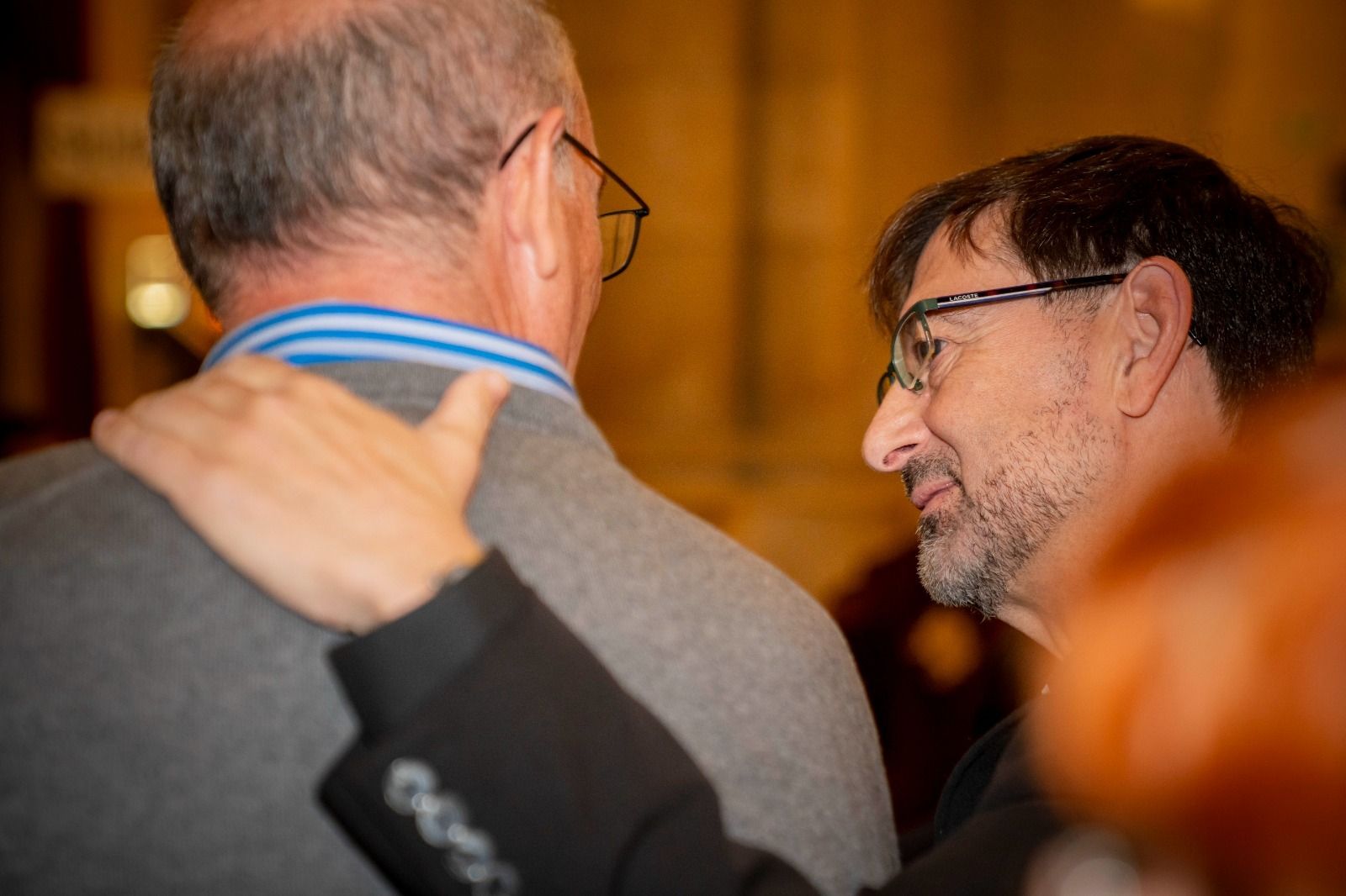 Cobo abraza a una de las víctimas