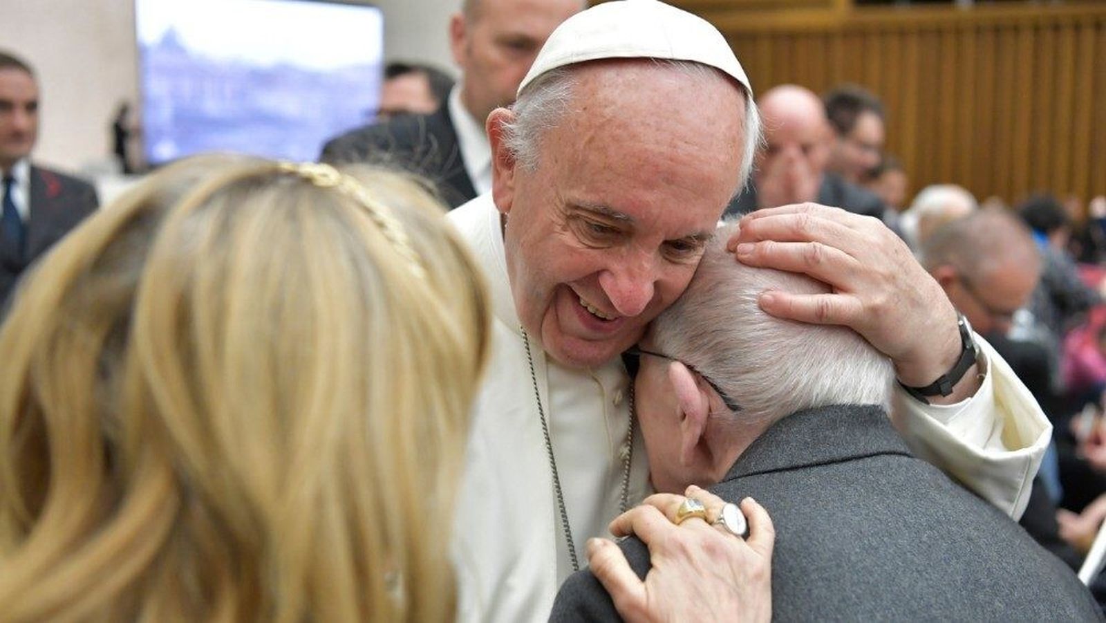 El Papa abraza a unos abuelos