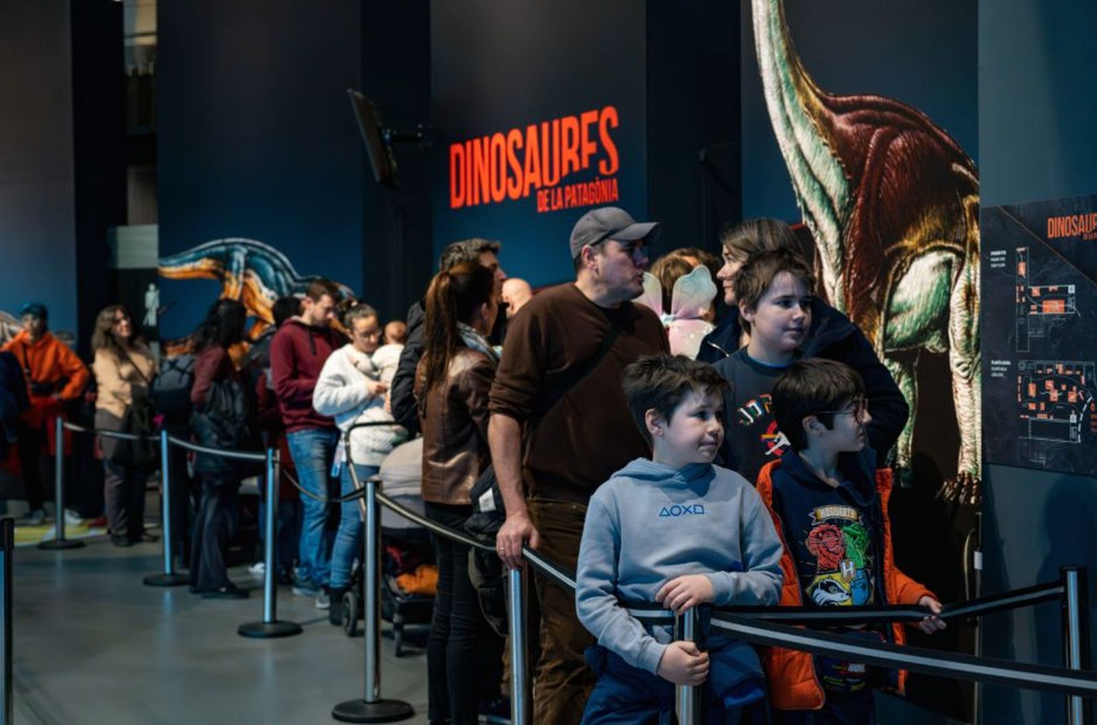 Colas para visitar la exposición Dinosaurios de la Patagonia en el Museo de la Ciencia CosmoCaixa.