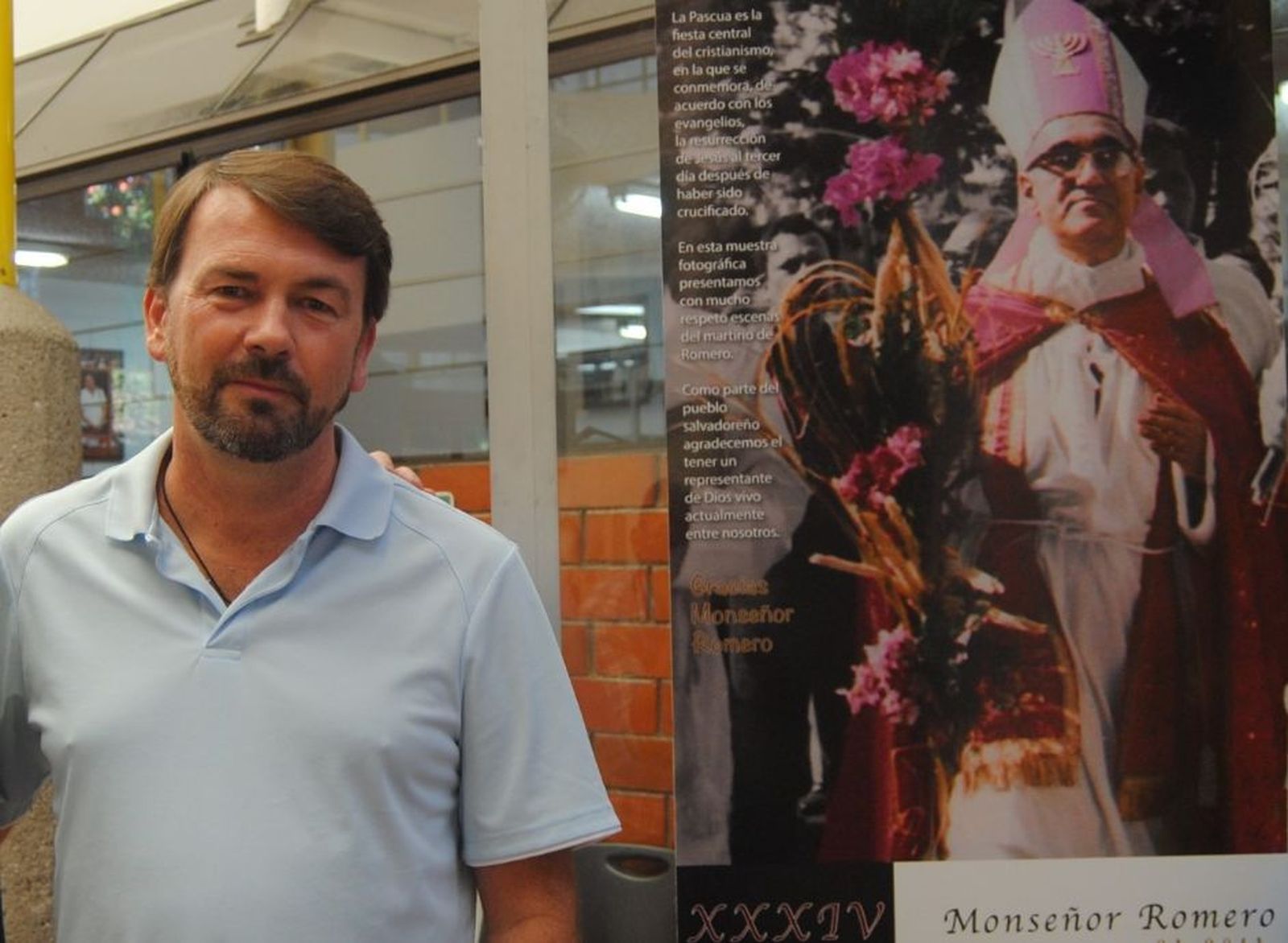 Moore junto a una imagen de San Romero