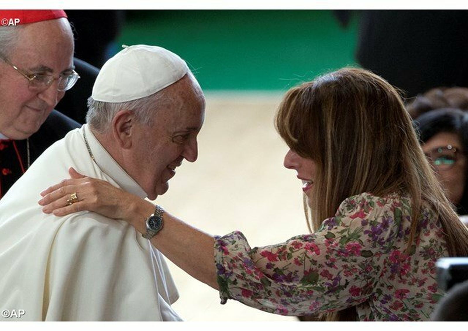 Papa saluda a mujer scout