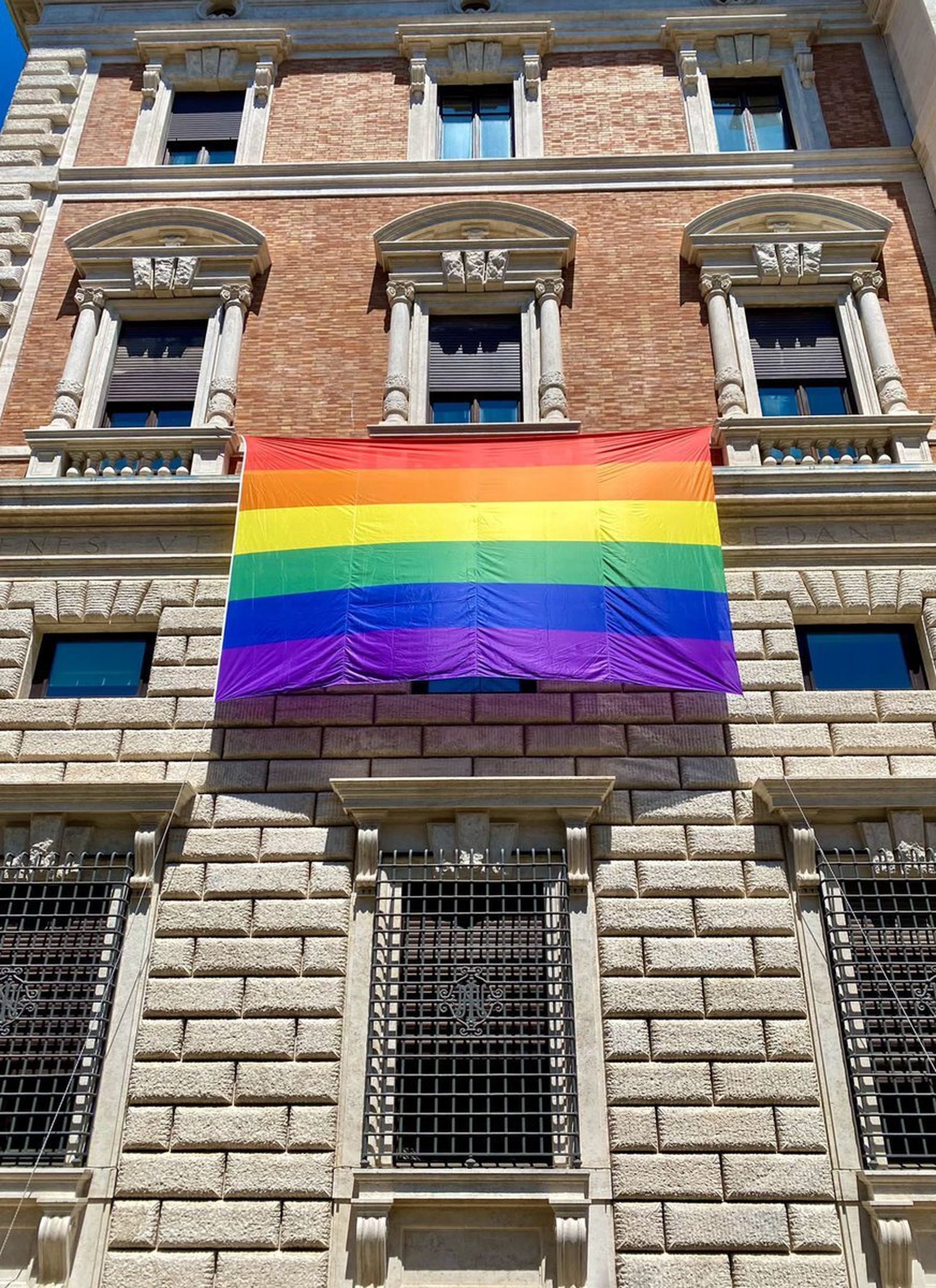 Bandera arcoíris en la embajada de Estados Unidos ante el Vaticano