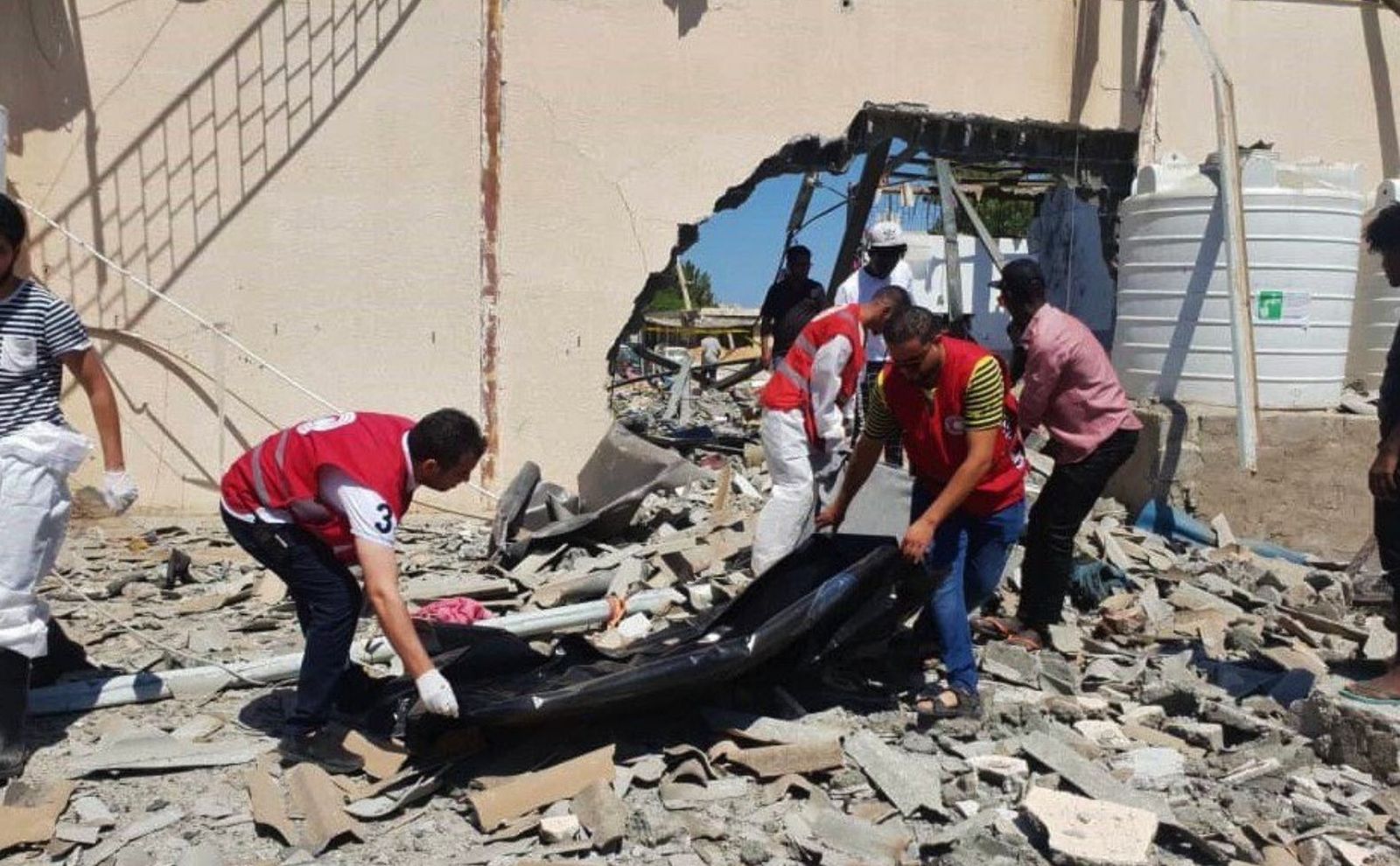 El centro de detención de emigrantes bombardeado en Libia