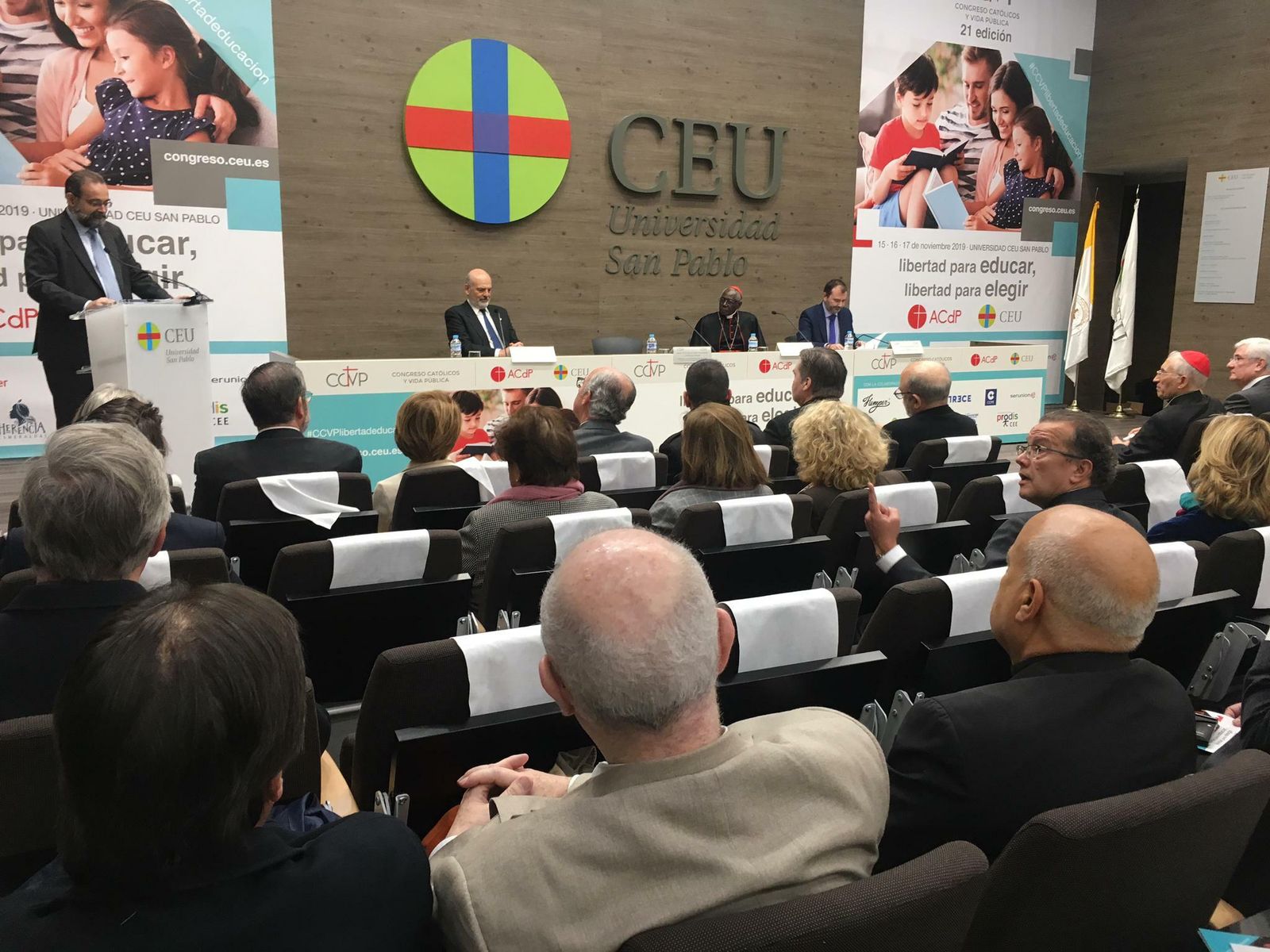 Bullón de Mendoza presenta al cardenal Sarah