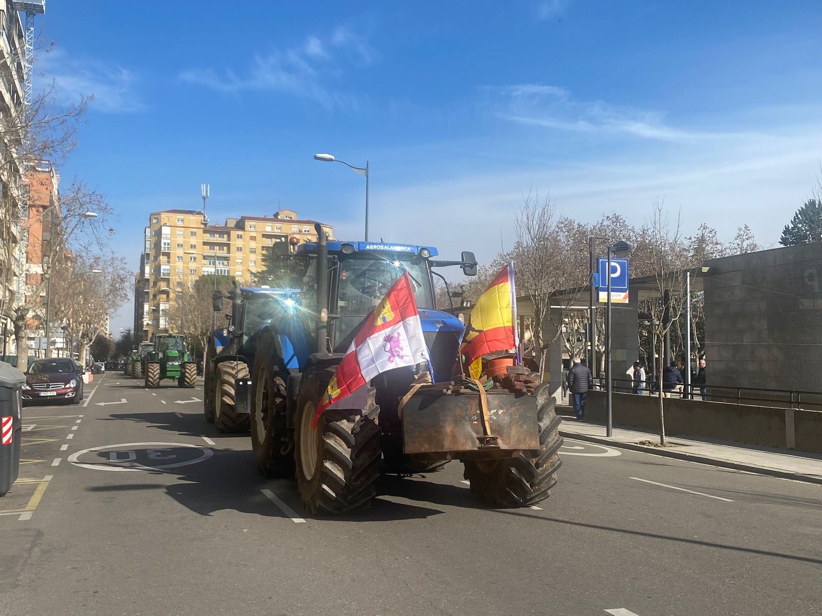 Tractores protestando en las calles de Zamora, ayer