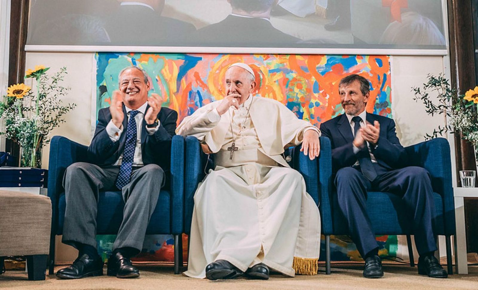 El Papa Francisco, entre José María del Corral y Enrique Palmeyro