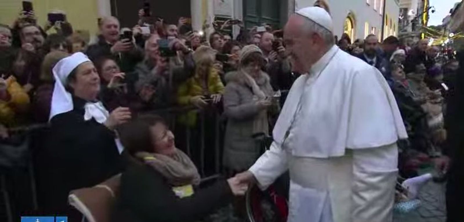 Francisco saluda a los enfermos al terminar la oración ante la Inmaculada