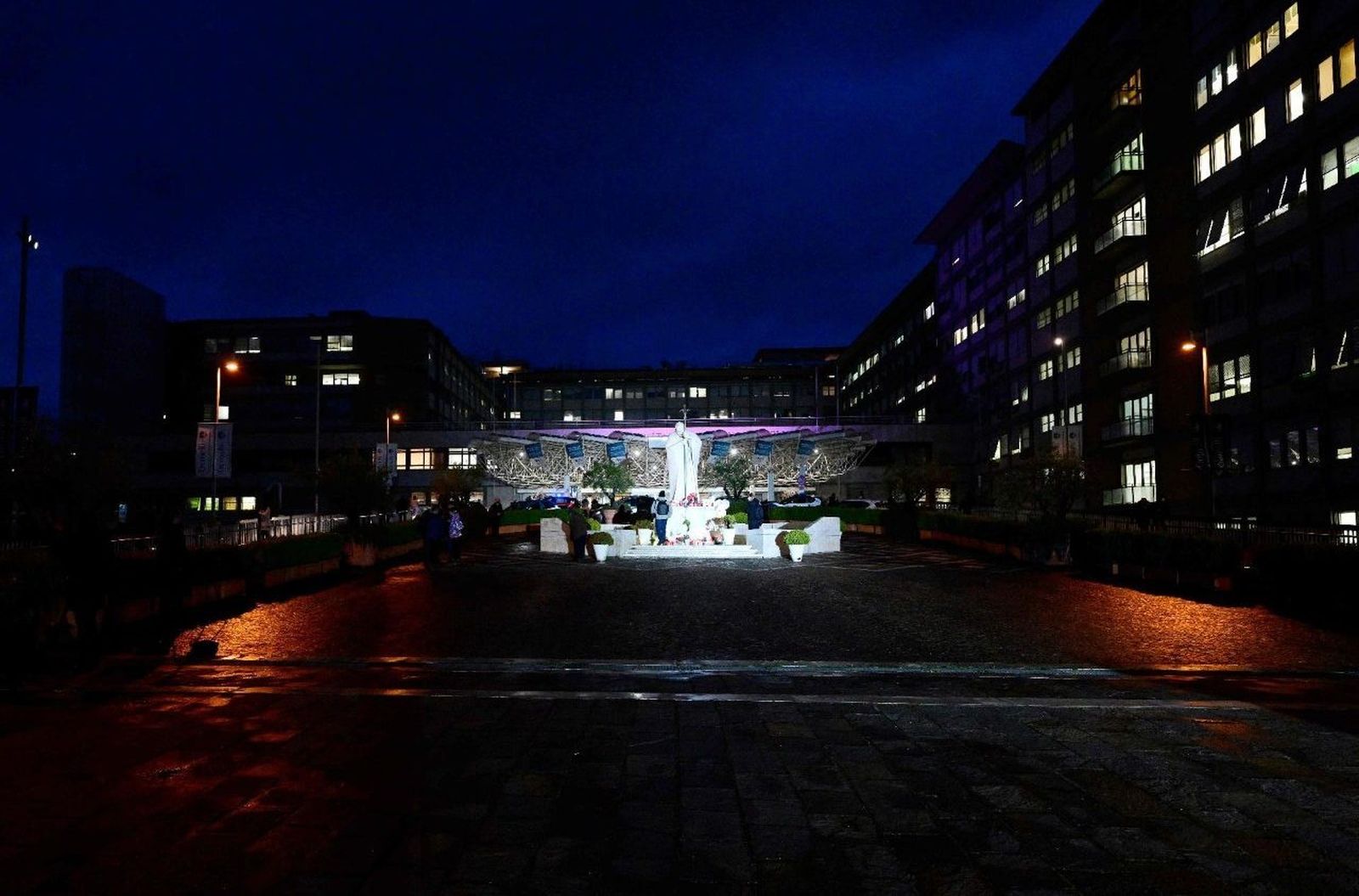 Cae la noche en el Gemelli