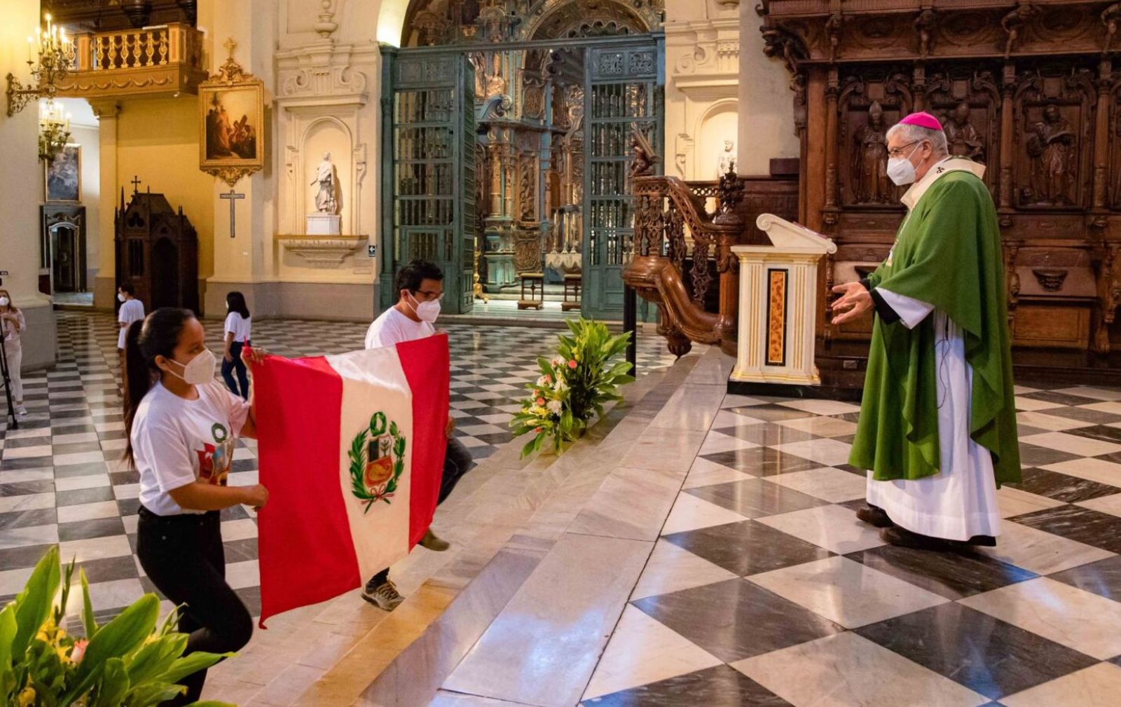 El arzobispo de Lima y jóvenes