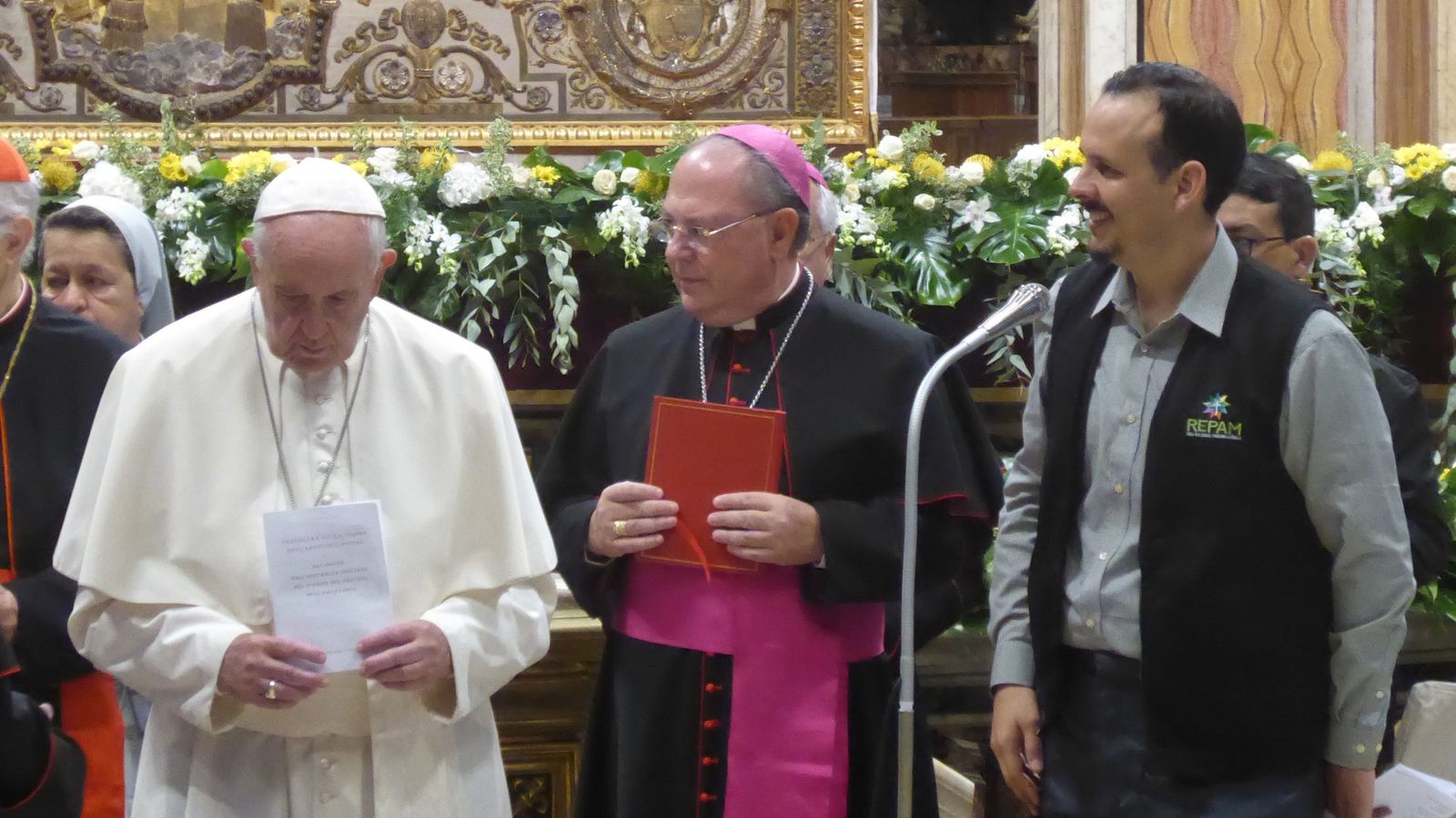 Mauricio López con el Papa Francisco al inicio del Sínodo