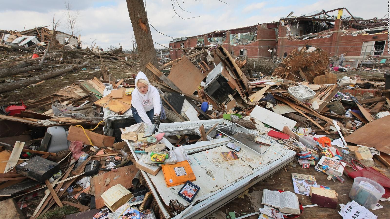 Francisco lamenta el "impacto devastador" de los tornados que han arrasado el centro y el sur de EEUU