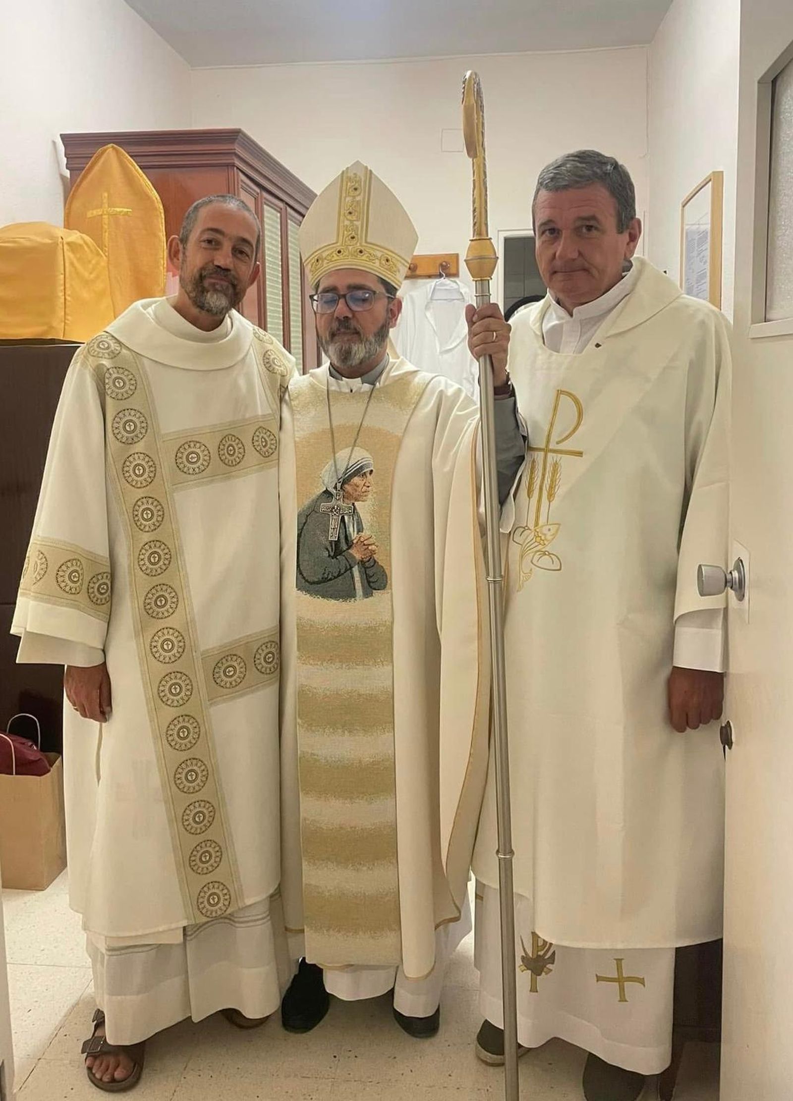 Obispo Vicente con sus diáconos Pedro y Francisco