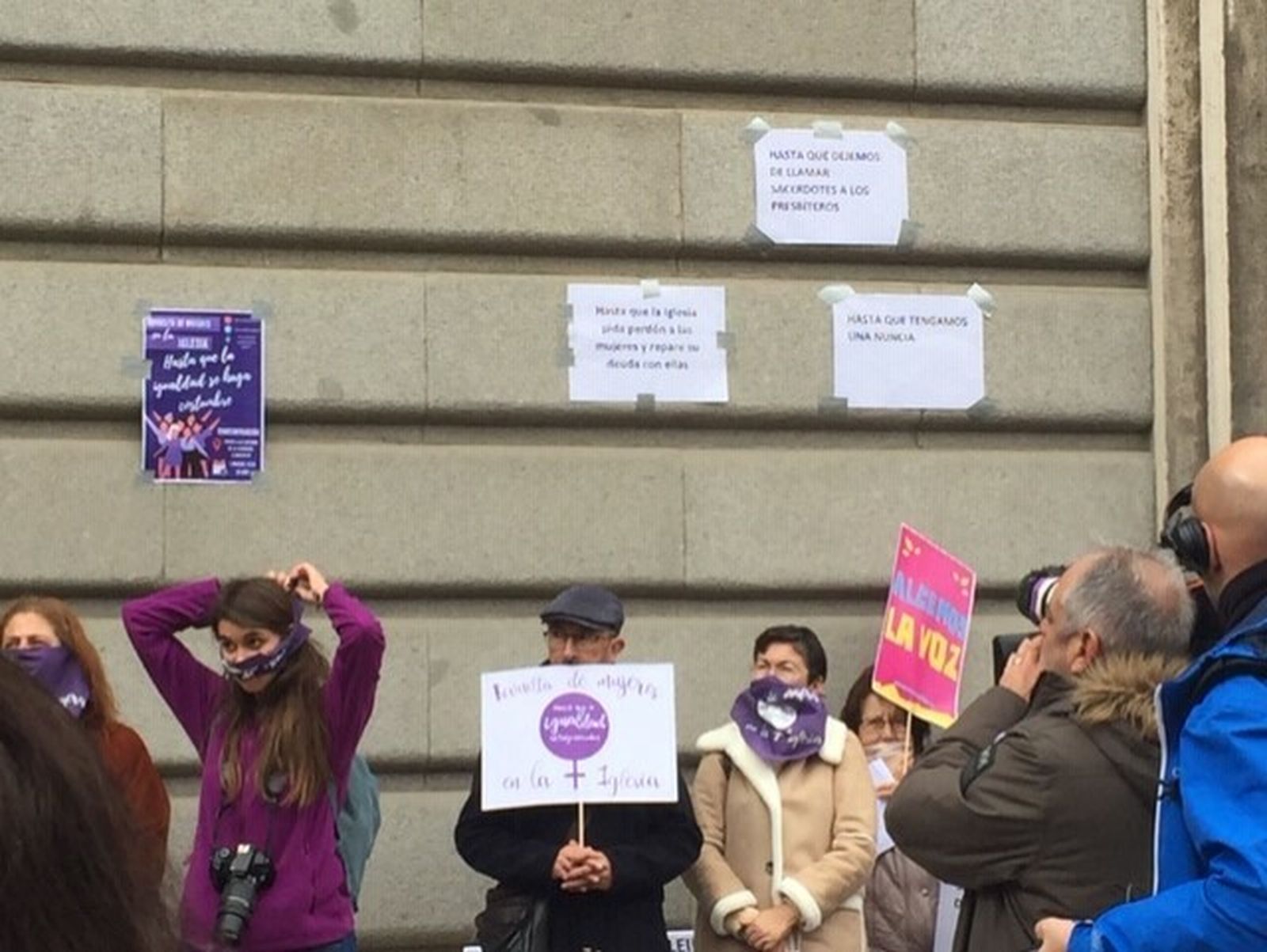Silencio frente a la catedral: las mujeres se ponen el pañuelo en la boca como gesto reivindicativo