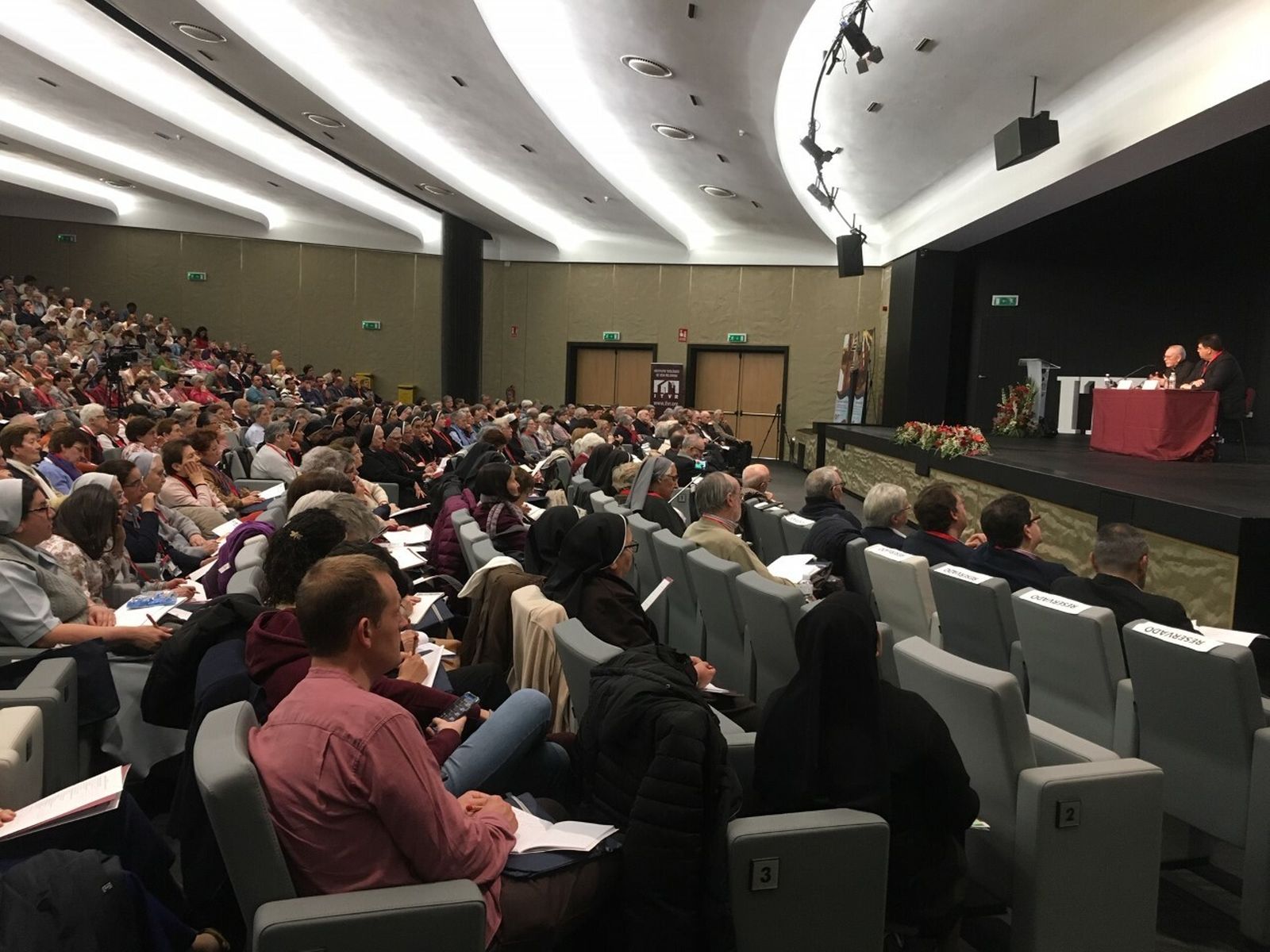 Los religiosos escuchan a Aquilino Bocos