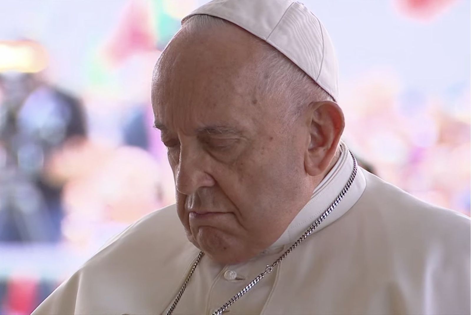 El Papa, recogido en oración ante la Virgen de Fátima