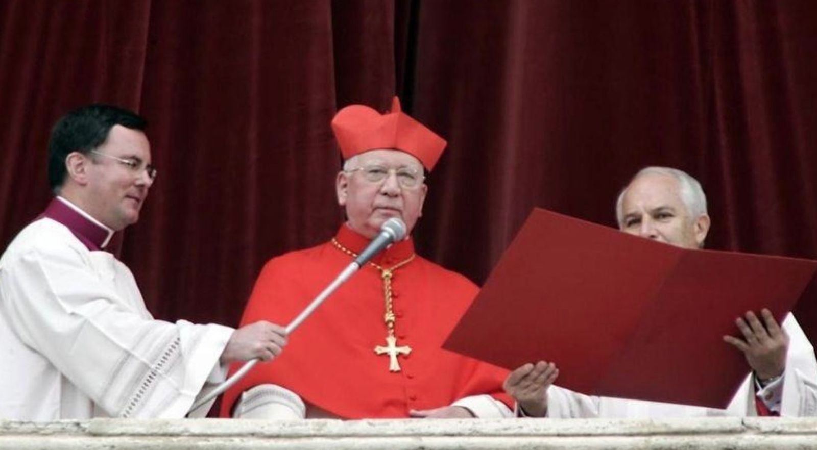 Jorge Medina Estévez anuncia la elección de Benedicto XVI