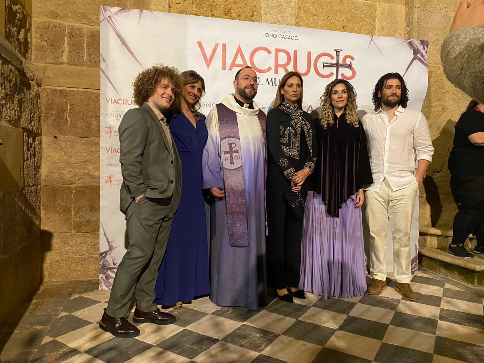 Parte del elenco de Vía Crucis