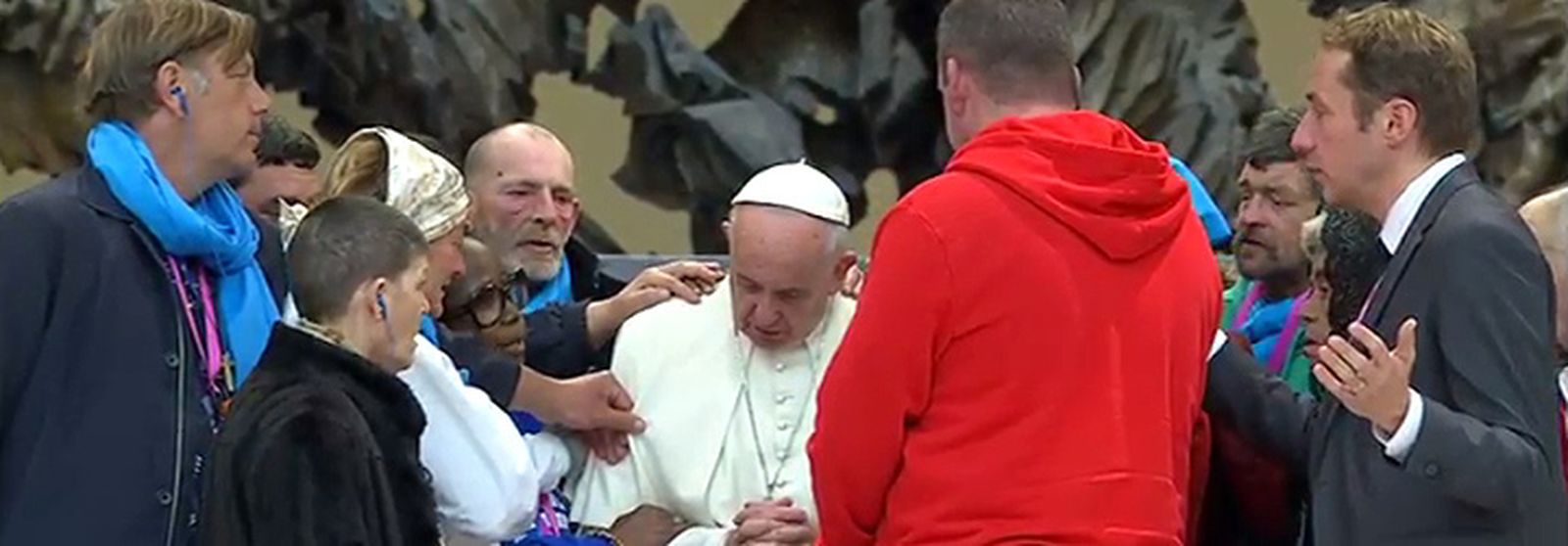 Los pobres bendicen al Papa