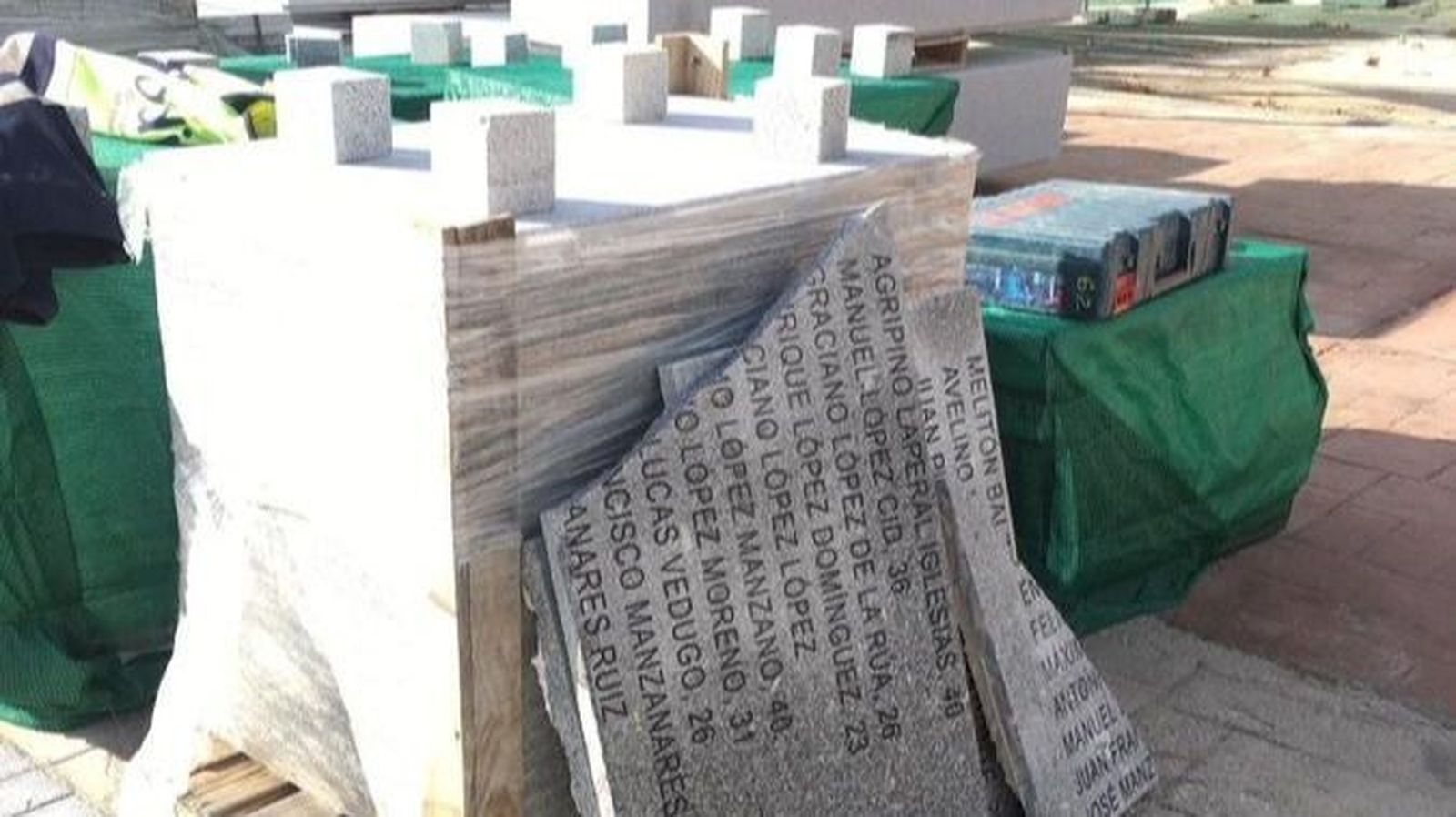 Las placas del Memorial, destruidas