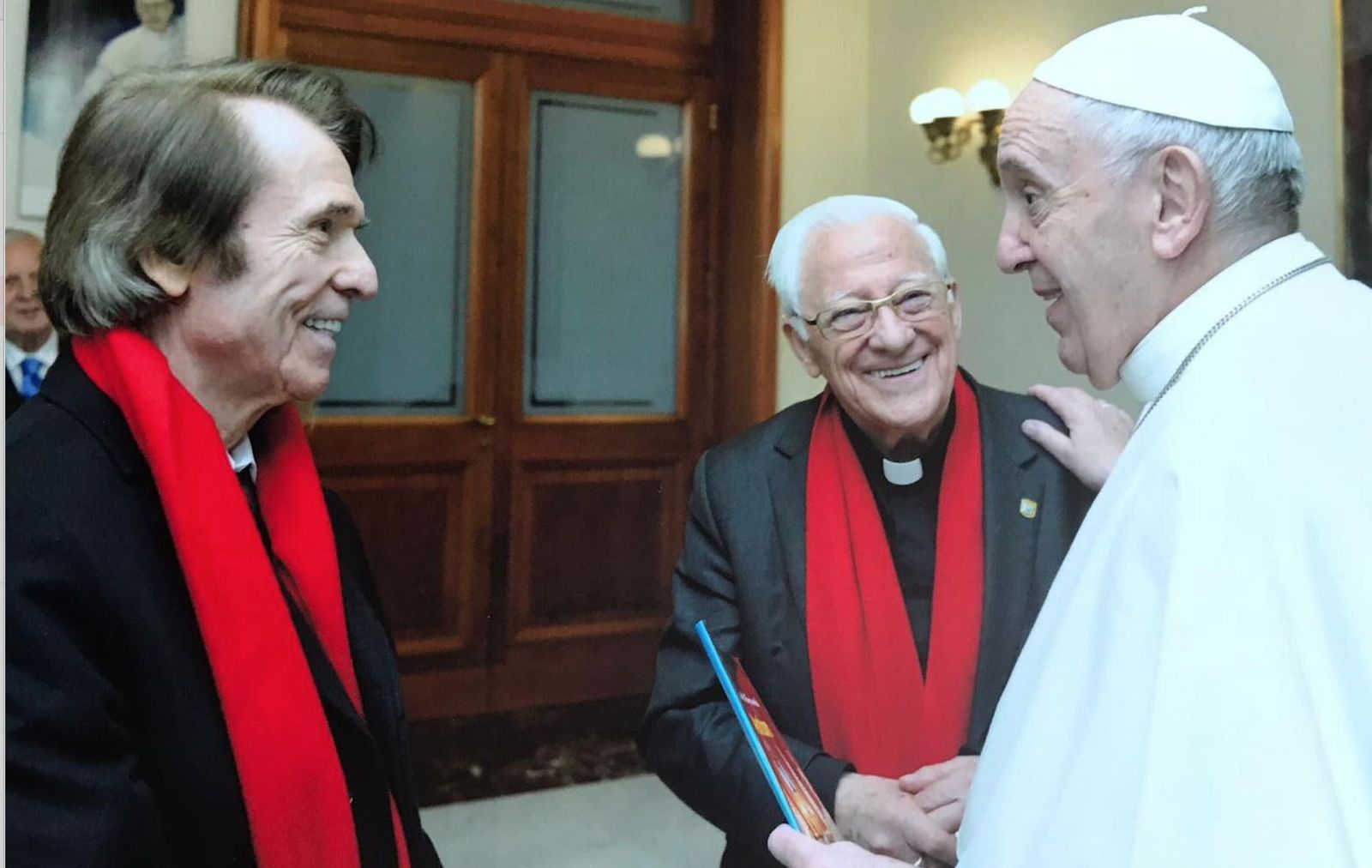 El Papa saluda al Padre Ángel y a Raphael