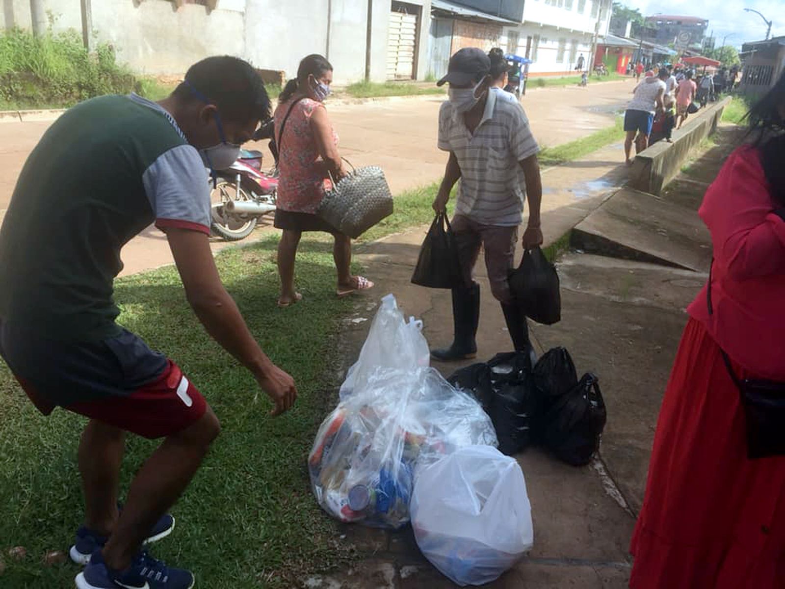 Largas colas en el Vicariato peruano de Requena
