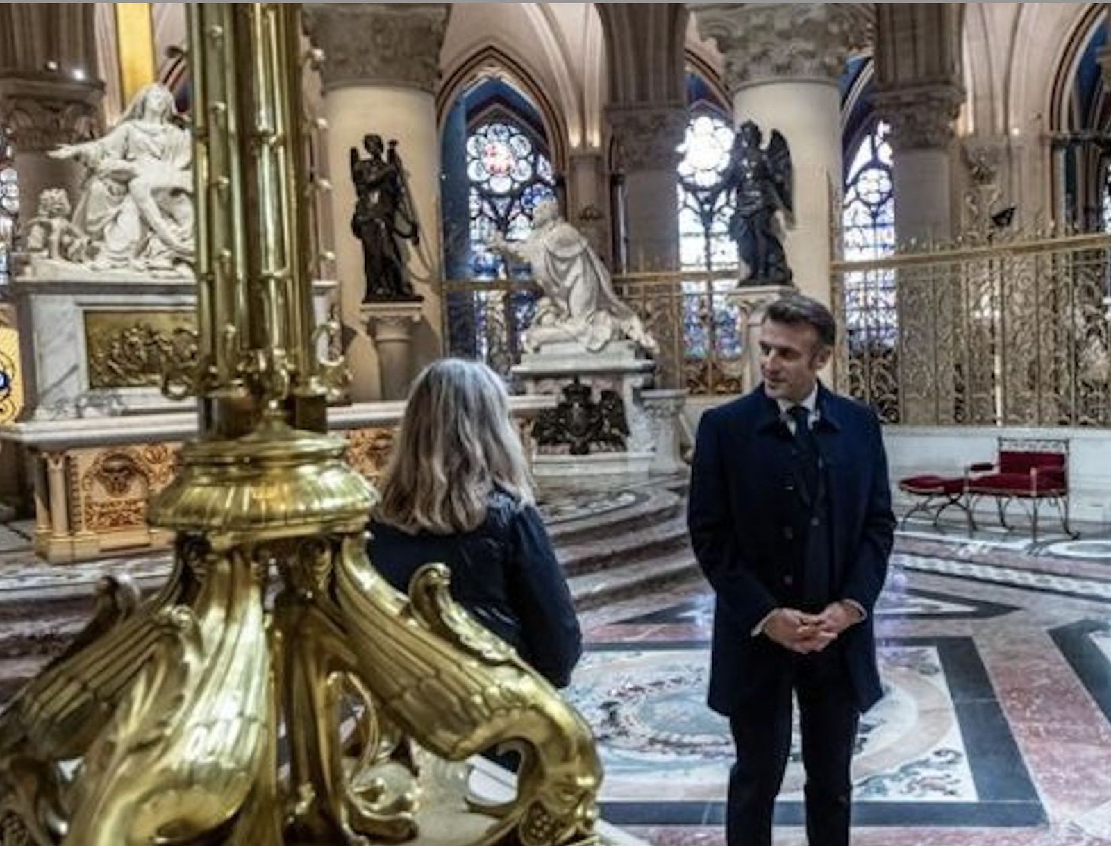 Macron en una visita a Notre Dame